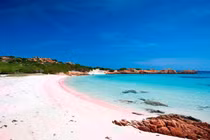 Video: Bãi biển cấm du khách dẫm chân lên cát để bảo tồn cảnh quan