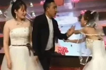 Ngày người yêu cũ đi lấy vợ tôi đến tặng thứ khiến anh ta chết đứng