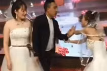 Ngày người yêu cũ đi lấy vợ tôi đến tặng thứ khiến anh ta chết đứng