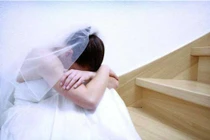 Tôi vừa cởi chiếc váy cưới đắt tiền thì mẹ chồng xông vào