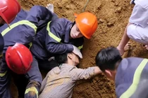 Video: 200 cảnh sát tìm 3 người tử vong do sạt lở đất đá ở Lào Cai