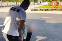 Con trai không chịu đến trường, ông bố hỏi một câu khiến đứa trẻ òa khóc