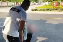 Con trai không chịu đến trường, ông bố hỏi một câu khiến đứa trẻ òa khóc