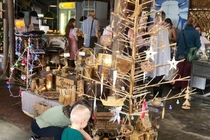 Cây thông Noel không có nổi một chiếc lá nhưng giá cả triệu đồng