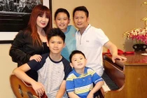 Bằng Kiều và vợ cũ vui vẻ chụp ảnh khi hội ngộ