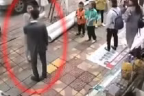 Video: Chàng trai bị bạn gái tát liên tiếp giữa đường vì không tặng điện thoại