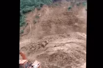 Video: Xe múc bị vùi lấp khi cứu nạn