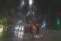 Video: Cố tình chạy CSCĐ, 2 nam thanh niên lao vào ô tô