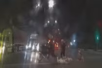 Video: Cố tình chạy CSCĐ, 2 nam thanh niên lao vào ô tô