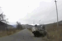 Video: Ô tô lộn vòng hất văng người phụ nữ ra khỏi xe