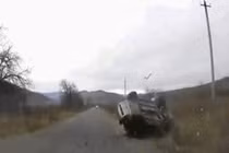 Video: Ô tô lộn vòng hất văng người phụ nữ ra khỏi xe