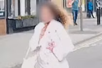 Hãi hùng cảnh cô gái Anh bị cứa cổ chạy trên phố