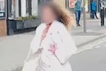 Hãi hùng cảnh cô gái Anh bị cứa cổ chạy trên phố