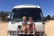 Gia đình bán sạch đồ đạc du lịch vòng quanh Australia