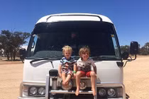 Gia đình bán sạch đồ đạc du lịch vòng quanh Australia