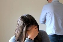 Chồng hóa đá khi biết vợ “ngoại tình qua email”