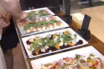 Video: ​Đầu bếp khách sạn 5 sao kể chuyện “bếp núc” cho lãnh đạo thế giới đến VN