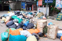 Rác bủa vây trường, chợ, ngập tràn phố