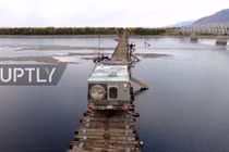 Video: Xe tải mạo hiểm đi qua cây cầu nguy hiểm nhất hành tinh