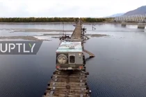 Video: Xe tải mạo hiểm đi qua cây cầu nguy hiểm nhất hành tinh