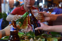 Video chế có muôn vàn lý do để người ta “ép rượu” nhau