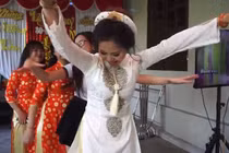 Video: Cô dâu và hội chị em "quẩy" hết mình trong đám cưới