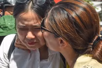 Mẹ mất trước ngày thi, nữ sinh nén nỗi đau làm bài