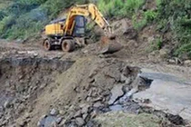 Video: Lai Châu sạt lở kinh hoàng, lội bùn ngập gối về vùng lũ Vàng Ma Chải