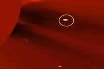 Phát hiện UFO có cánh bí ẩn bay sát mặt trời