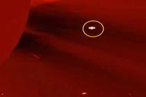 Phát hiện UFO có cánh bí ẩn bay sát mặt trời