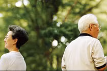 Cụ ông 70 tuổi quyết ly hôn vì vợ có "máu hoạn thư"