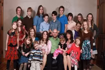 Ba chị em gái rủ nhau lấy chung 1 chồng, sinh ra 24 đứa trẻ