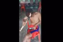 Người đàn ông nghiến răng chọn cách "cắt tóc không tốn tiền"