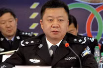 Quan tham "ngã ngựa" sau đêm khóc bên người tình