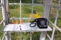 Sự thật chiếc điện thoại "kết nối" với thế giới bên kia