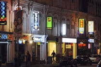 Ham tiền, trăm gái trẻ Trung Quốc bị lừa sang Singapore bán thân