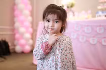 Cô nhóc 3 tuổi chớp mắt thôi cũng khiến thế giới "chao đảo"