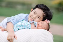 Ngắm 2 thiên thần đáng yêu nhà Khánh Thi trong loạt ảnh mới