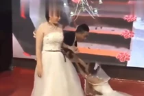 Người yêu cũ của chú rể bất ngờ lên hôn trường quỳ gối khóc lóc