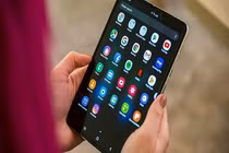 Galaxy Fold rao bán đầy trên mạng, mất nửa giá sau một năm