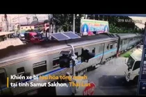 Video: Tài xế thoát chết thần kỳ khi qua đường bị tàu hỏa tông mạnh