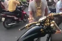 Video: Đại gia đeo 13kg vàng "gây bão" với mô tô mạ vàng trên phố
