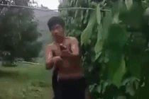 Video: Nam thanh niên dùng tay không tóm gọn rắn hổ mang khổng lồ