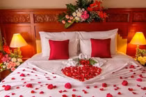 Đêm tân hôn, tôi thấy tin nhắn: "Clip đâu anh ơi" trong điện thoại chồng