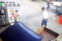 Video: Cả chảo dầu sôi đổ vào chân, cô gái nhanh trí nhảy vào thùng nước