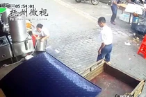 Video: Cả chảo dầu sôi đổ vào chân, cô gái nhanh trí nhảy vào thùng nước