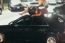 Video: Rơi xuống nóc ôtô từ độ cao 6 m, người đàn ông như chưa hề có gì xảy ra