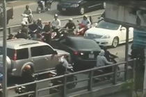 Video: Ô tô ngang nhiên quay đầu trên cầu vượt Hà Nội vào giờ tan tầm