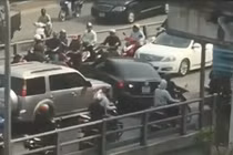 Video: Ô tô ngang nhiên quay đầu trên cầu vượt Hà Nội vào giờ tan tầm