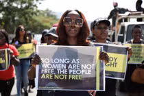 Phụ nữ tố bị cảnh sát bắt vô cớ về đêm, ép quan hệ mới trả tự do